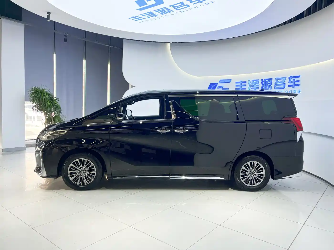 Toyota Vellfire 2023 Crown Hybrid 2.5L HV Premium фото 3