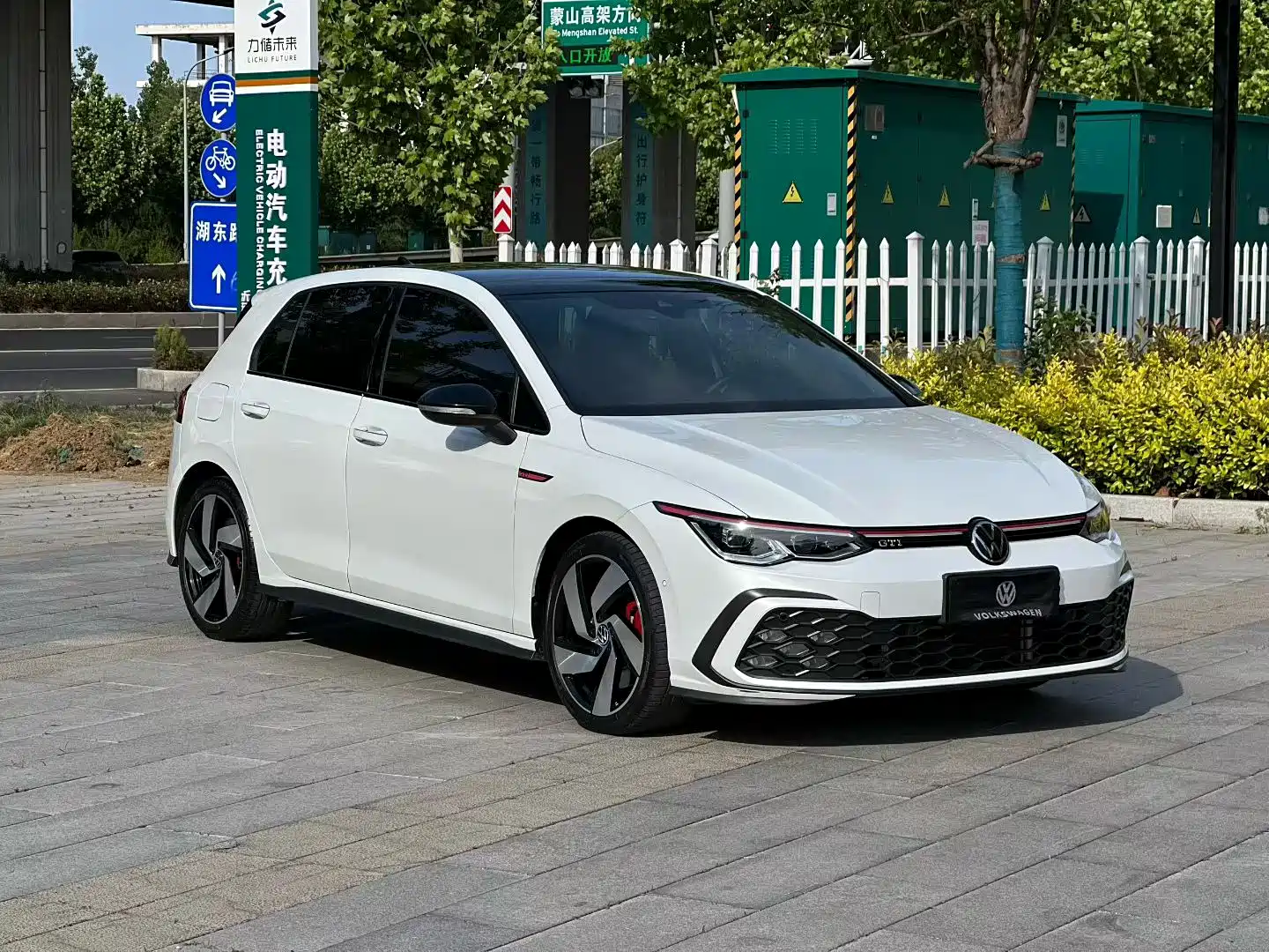 Photo 3 - Volkswagen Golf GTI