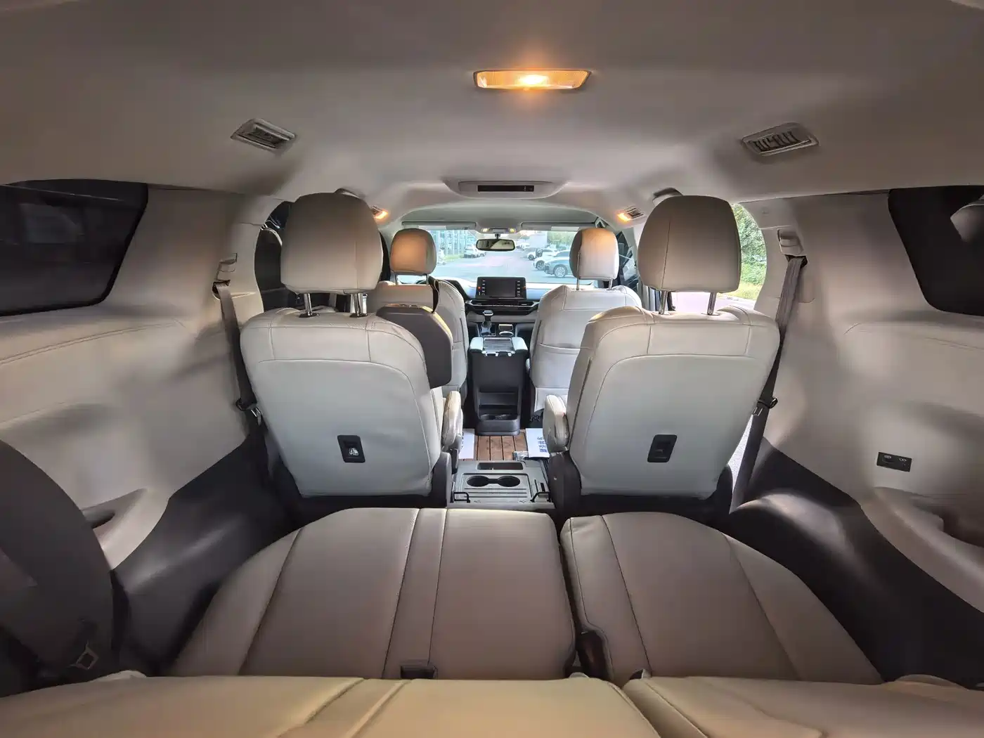 Фото 9 - Toyota Sienna