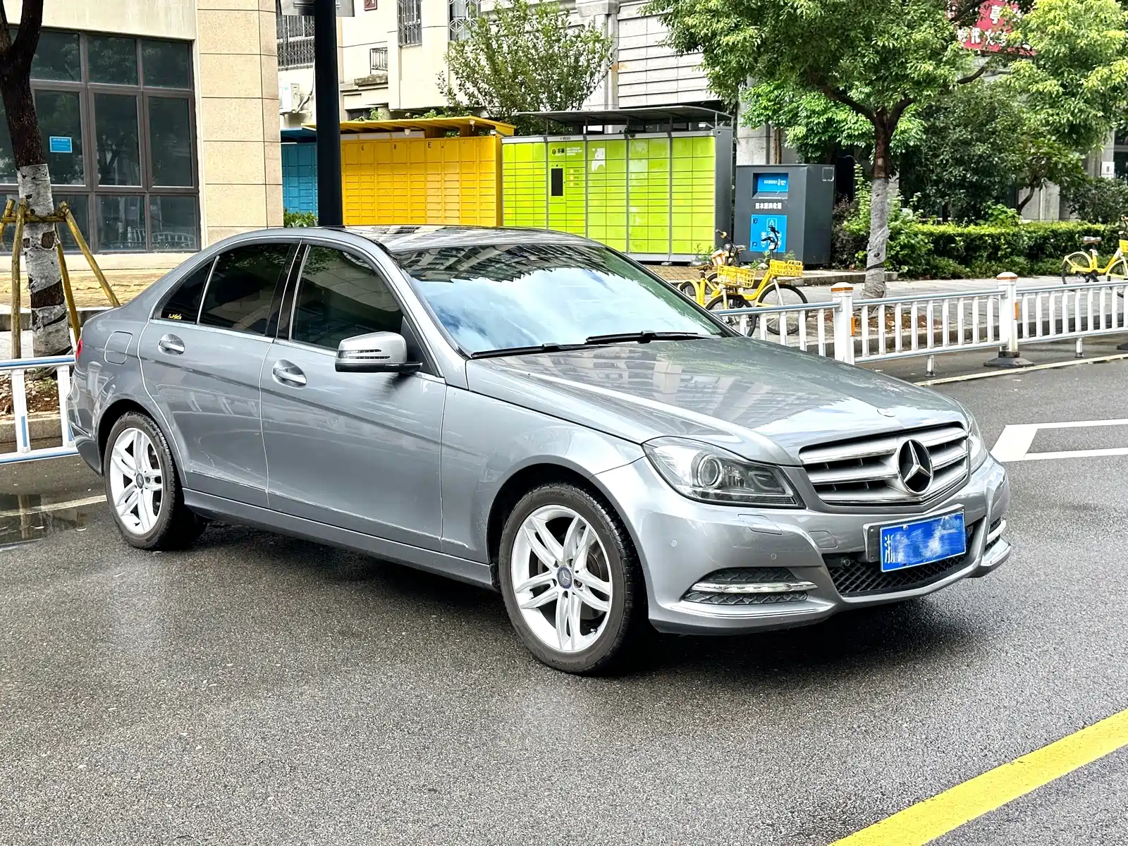 صورة 3 - Mercedes-Benz C-Class