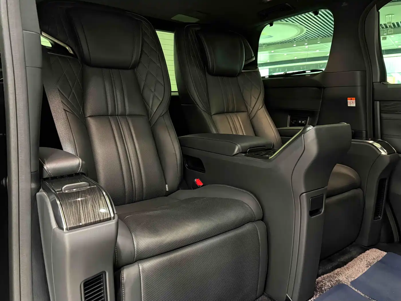 Lexus LM 2020 300h 4-Seat Imperial Edition фото 12