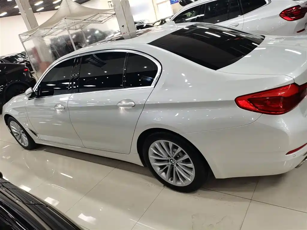 BMW 5 Series New Energy 2020 530Le Range Upgrade Pioneer Edition фото 4
