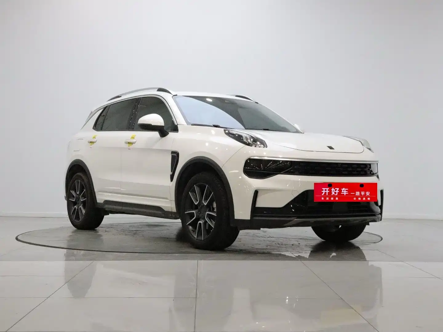 صورة 3 - Lynk & Co 01