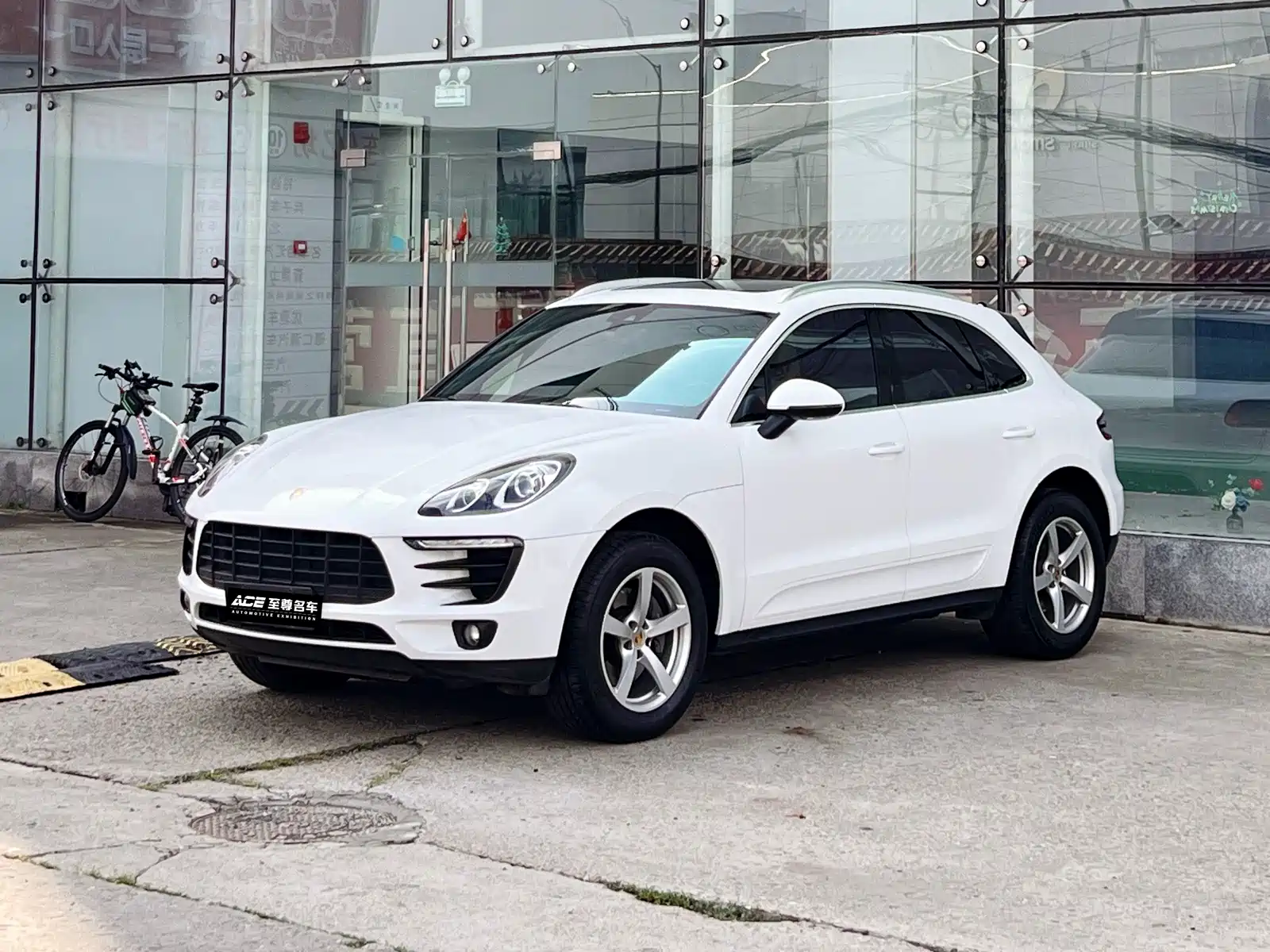 Фото 1 - Porsche Macan
