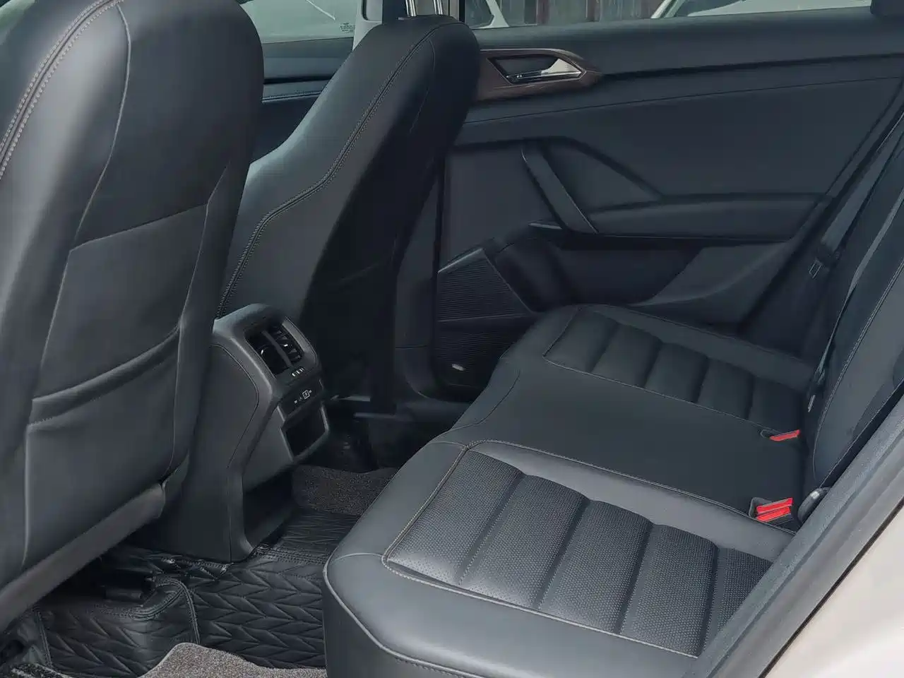 Volkswagen Tharu 2022 280TSI FWD Luxury Edition фото 8