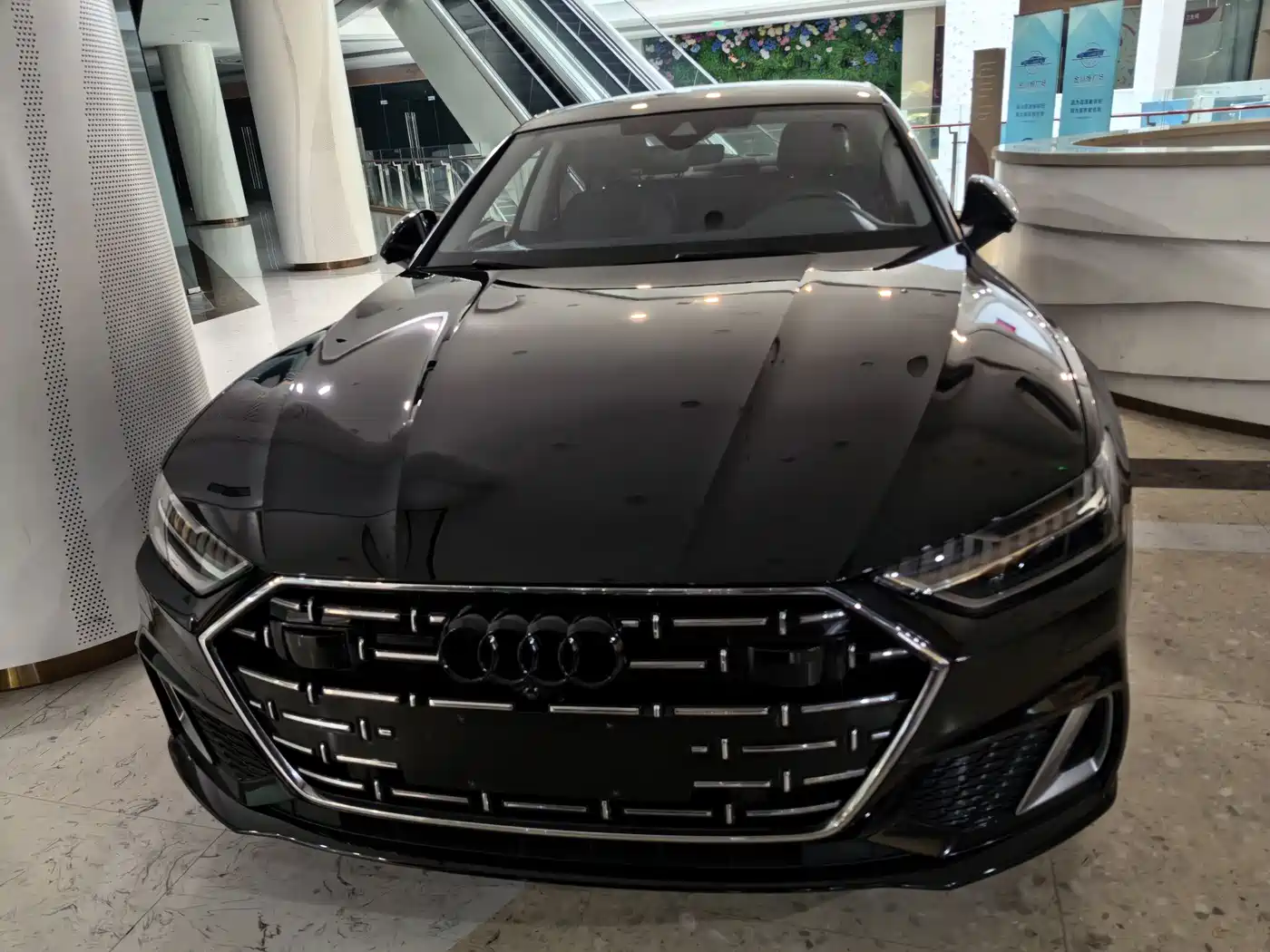 Photo 2 - Audi A7L