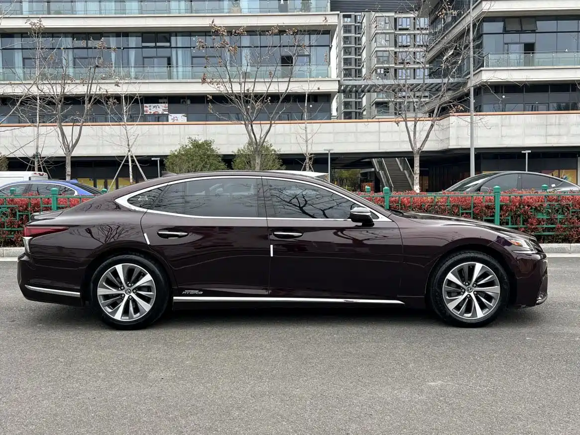 Фото 16 - Lexus LS
