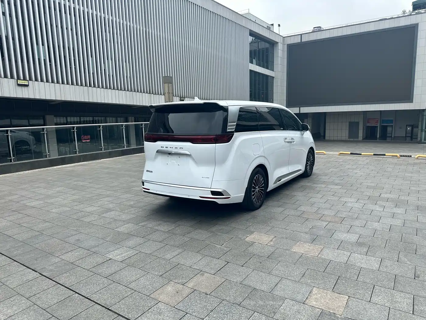 Denza D9 2024 EV 600 AWD Premium фото 4