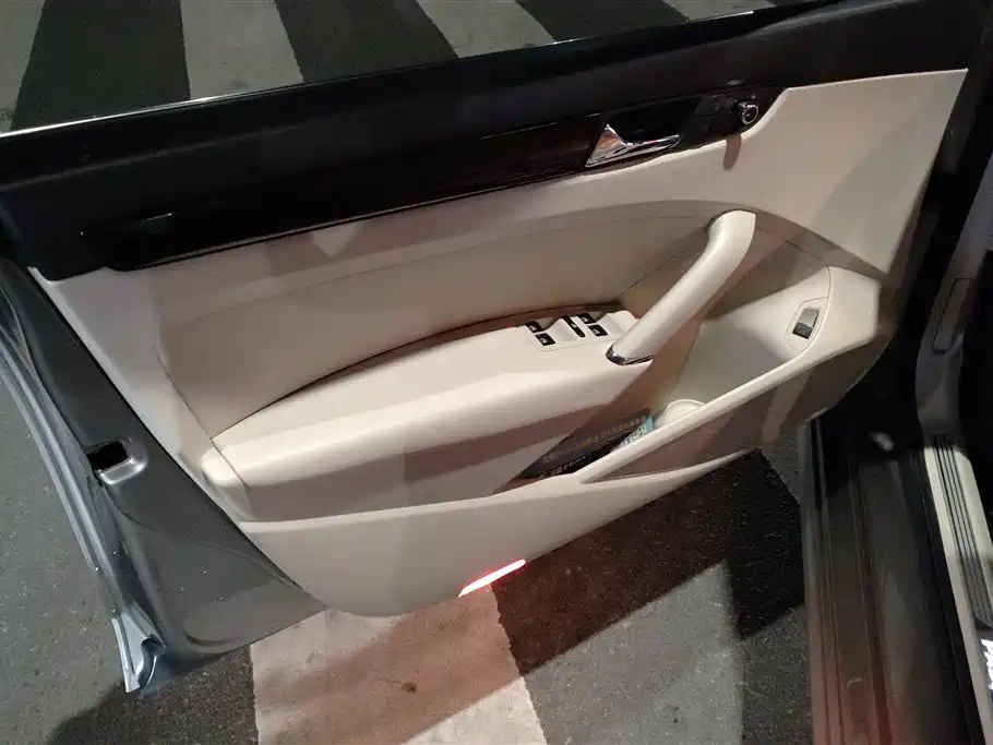 Volkswagen Passat 2015 1.8TSI DSG Prestige Edition фото 7