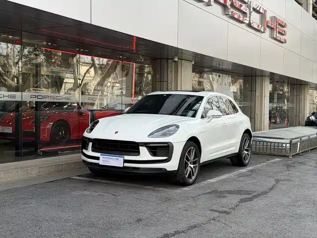 PORSCHE MACAN