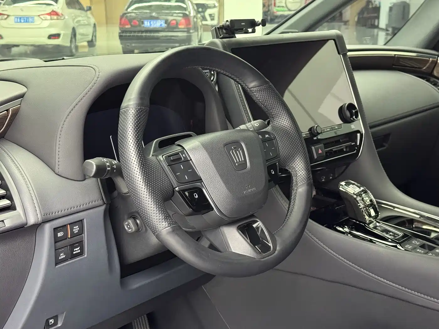 Toyota Vellfire 2024 Crown Hybrid 2.5L Executive Premium Edition фото 6