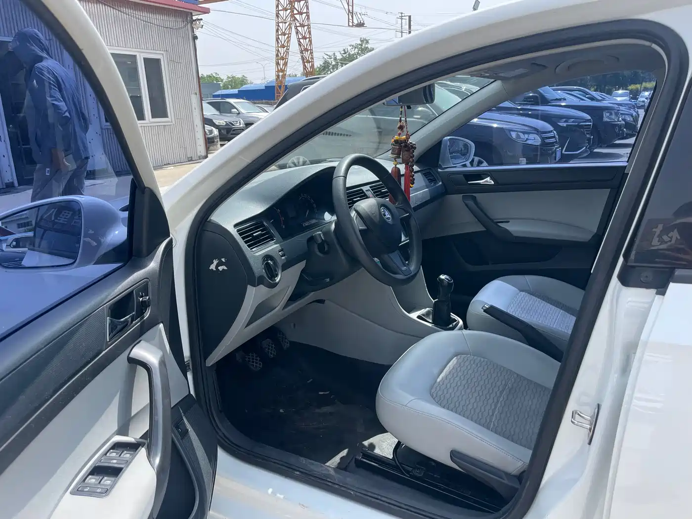 Škoda Rapid 2015 1.6L Manual Smart Selection фото 7