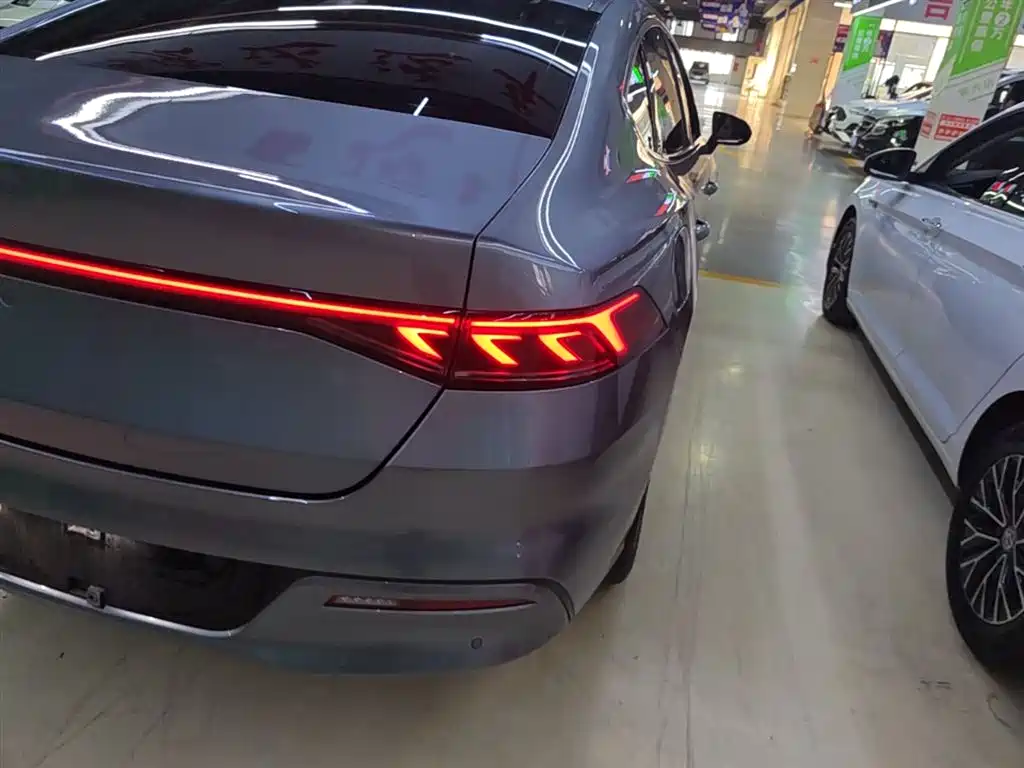 BYD Qin PLUS 2024 Glory Edition DM-i 55KM Leading фото 8