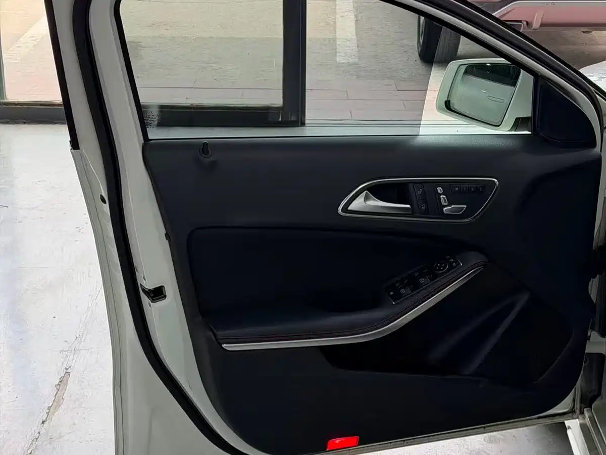 Mercedes-Benz A-Class (Import) 2016 A 200 Sport фото 5