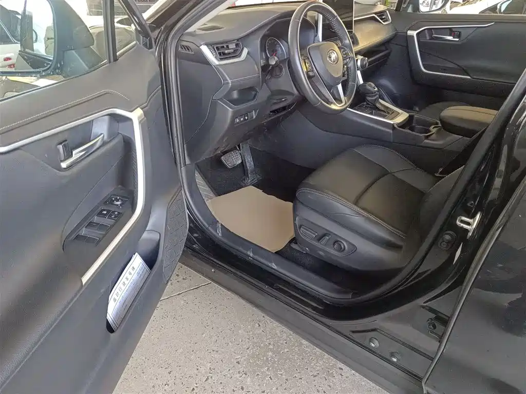 Toyota Wildlander 2022 2.0L CVT FWD Luxury Edition фото 13