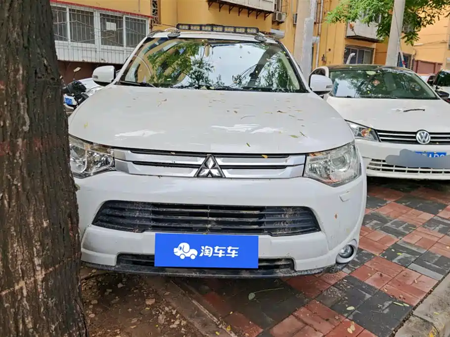Mitsubishi Outlander (Import) 2013 2.4L 4WD Luxury Navigation 5-seater фото 2