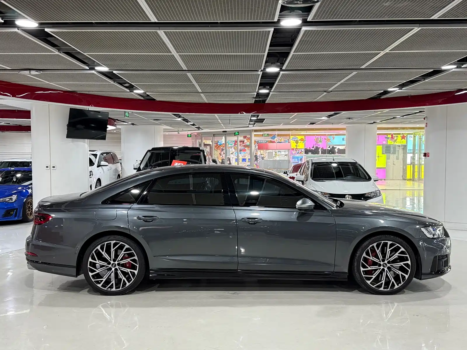 Фото 10 - Audi S8