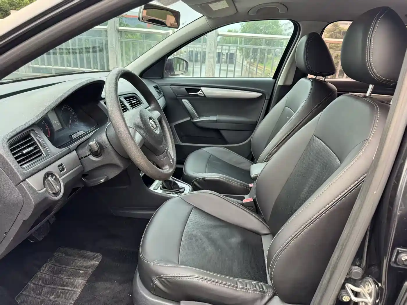 Volkswagen Lavida 2015 1.6L Automatic Trend Edition фото 9