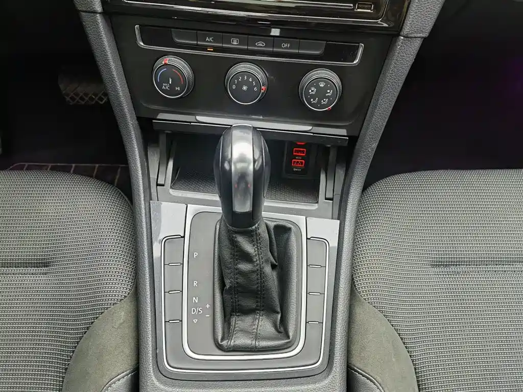 Volkswagen Golf 2018 1.6L Automatic Comfort фото 13