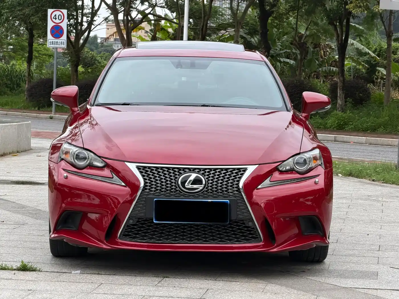 Фото 2 - Lexus IS