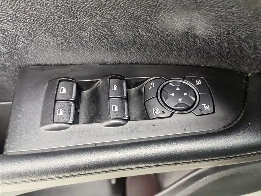 LINCOLN NAVIGATOR (IMPORT)