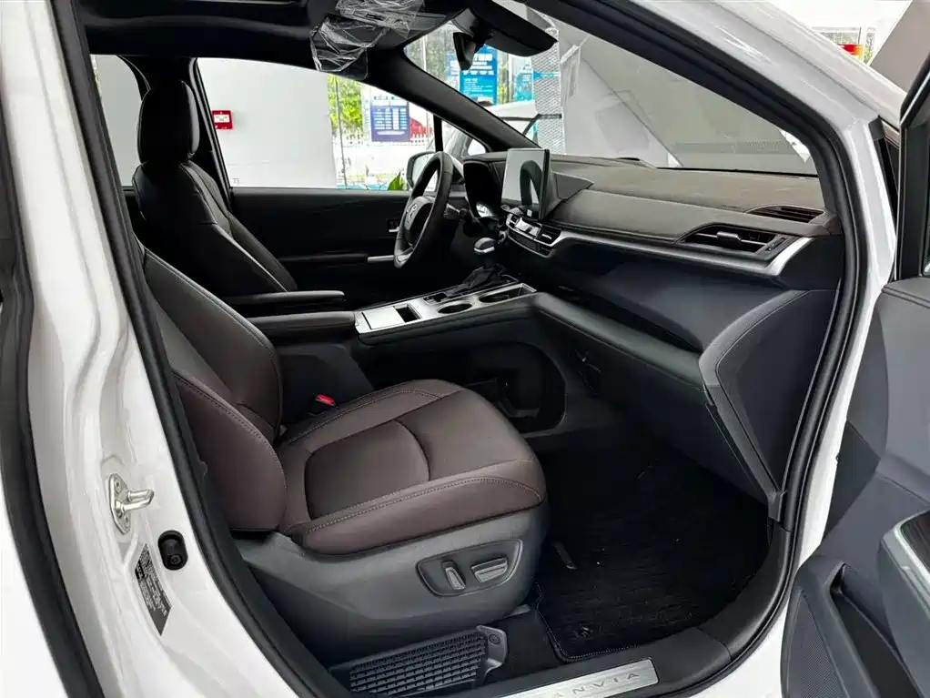 Toyota Granvia 2026 Model 2.5L Hybrid Prestige PLUS AWD Trim фото 15