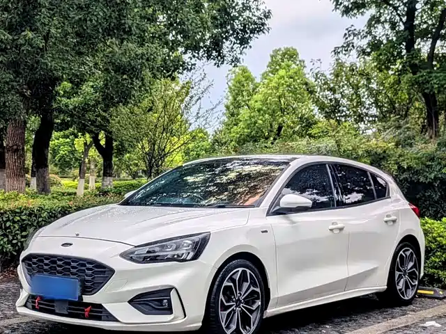 Ford Focus Хэтчбек, EcoBoost 180, автомат, ST Line