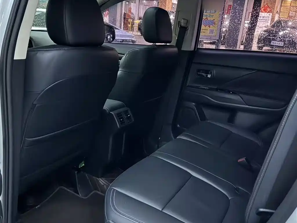 MITSUBISHI OUTLANDER