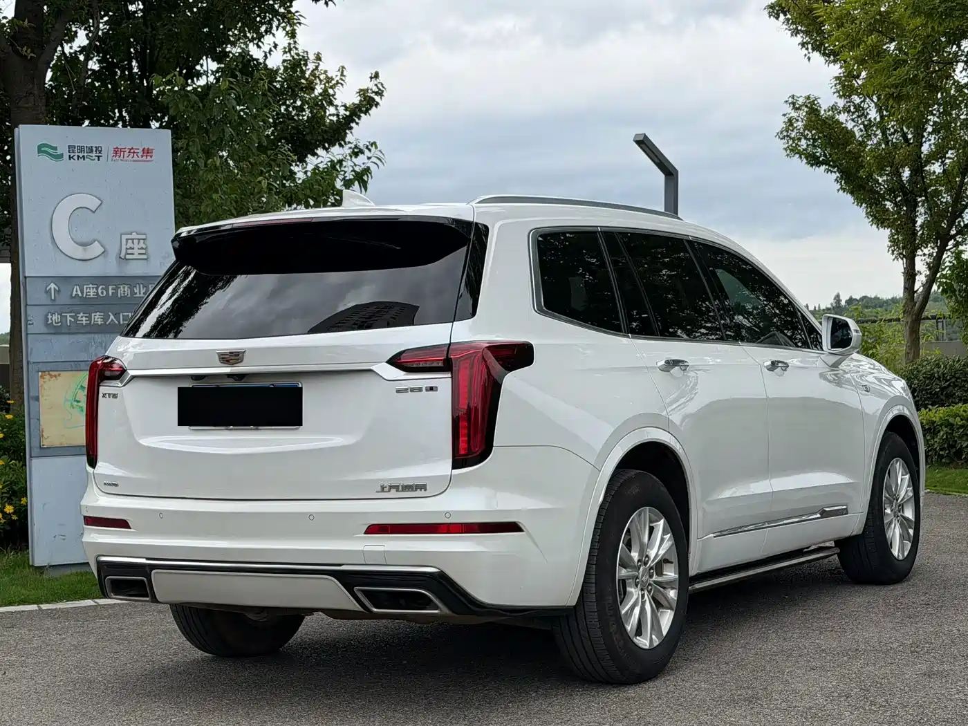 Photo 4 - Cadillac XT6