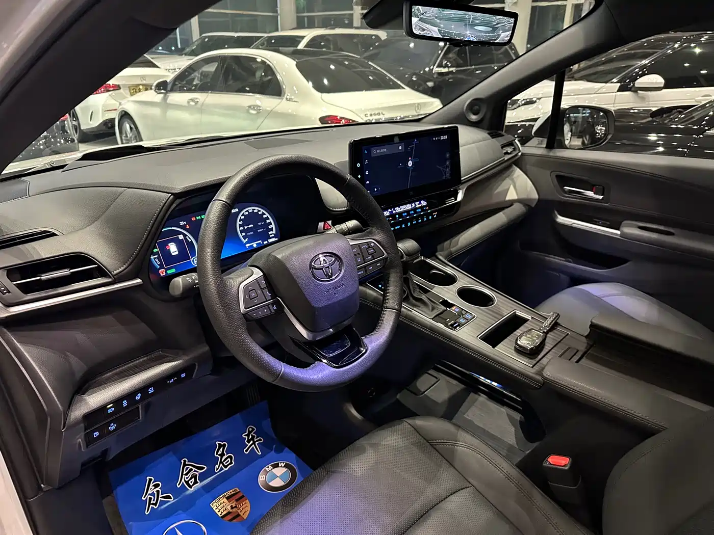Toyota Granvia 2023 2022 Model Year 2.5L Hybrid Flagship Edition