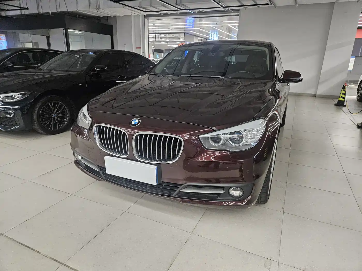 BMW 5 Series GT 2014 535i Leading