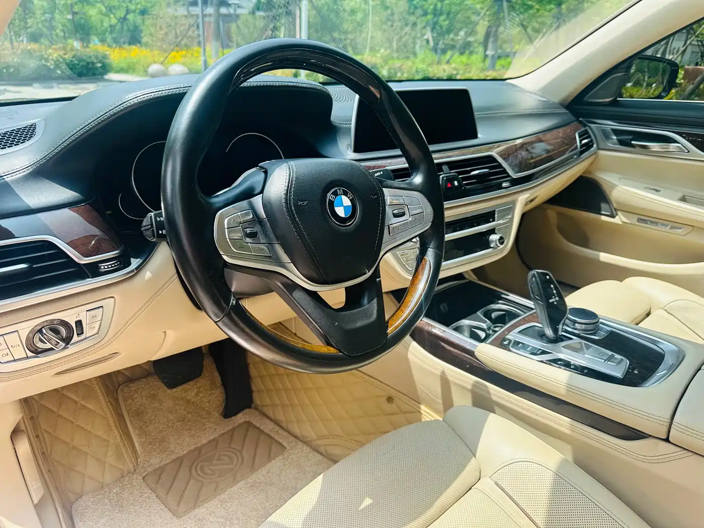 BMW 7 Series 2016 750Li xDrive 4-Seater фото 7