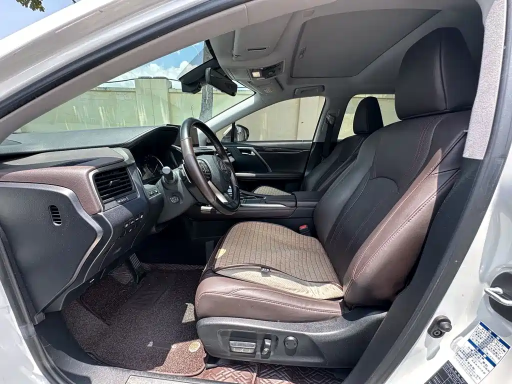 Фото 4 - Lexus RX
