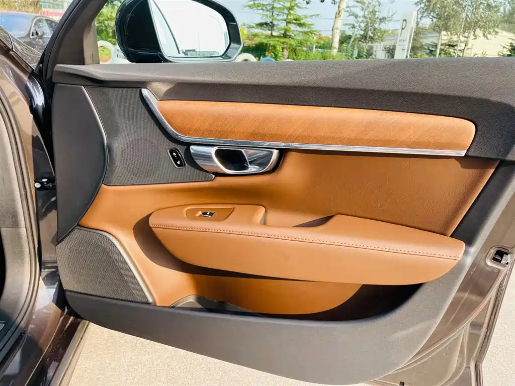 Volvo S90 2024 2024 B5 Momentum Luxury Edition
