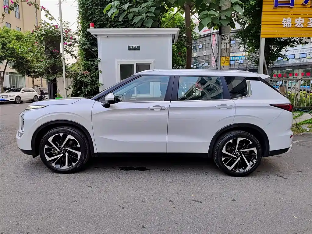 Mitsubishi Outlander 2023 1.5T CVT 2WD Prestige Edition 7-seater фото 3