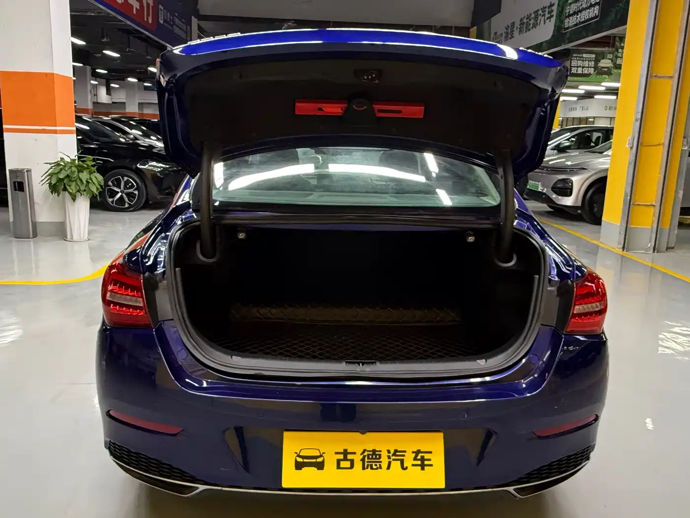 Hongqi H5 2020 1.8T Automatic Smart Connected Leader Edition фото 21