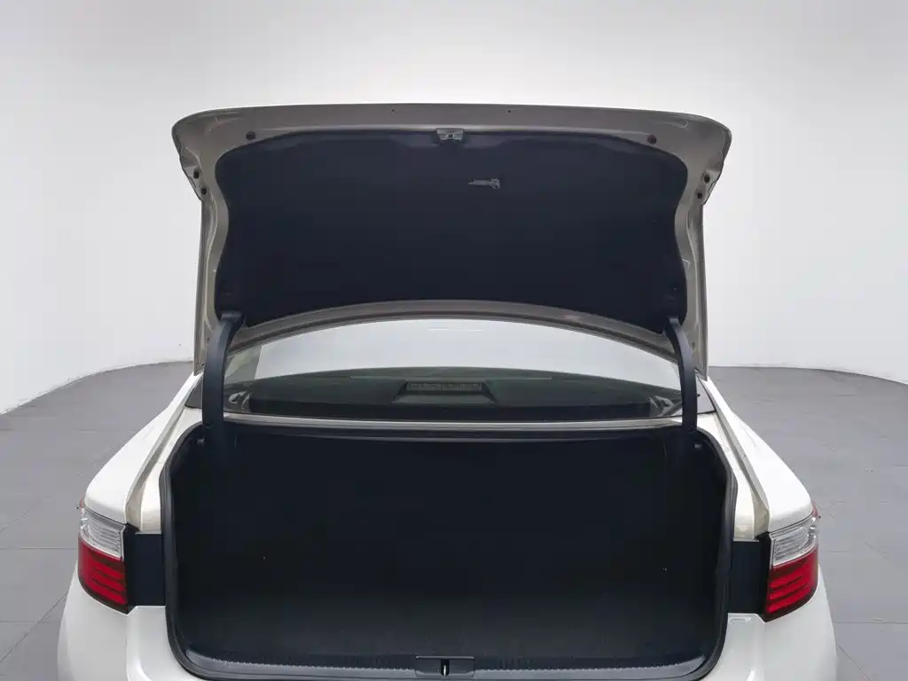 Photo 16 - Lexus ES
