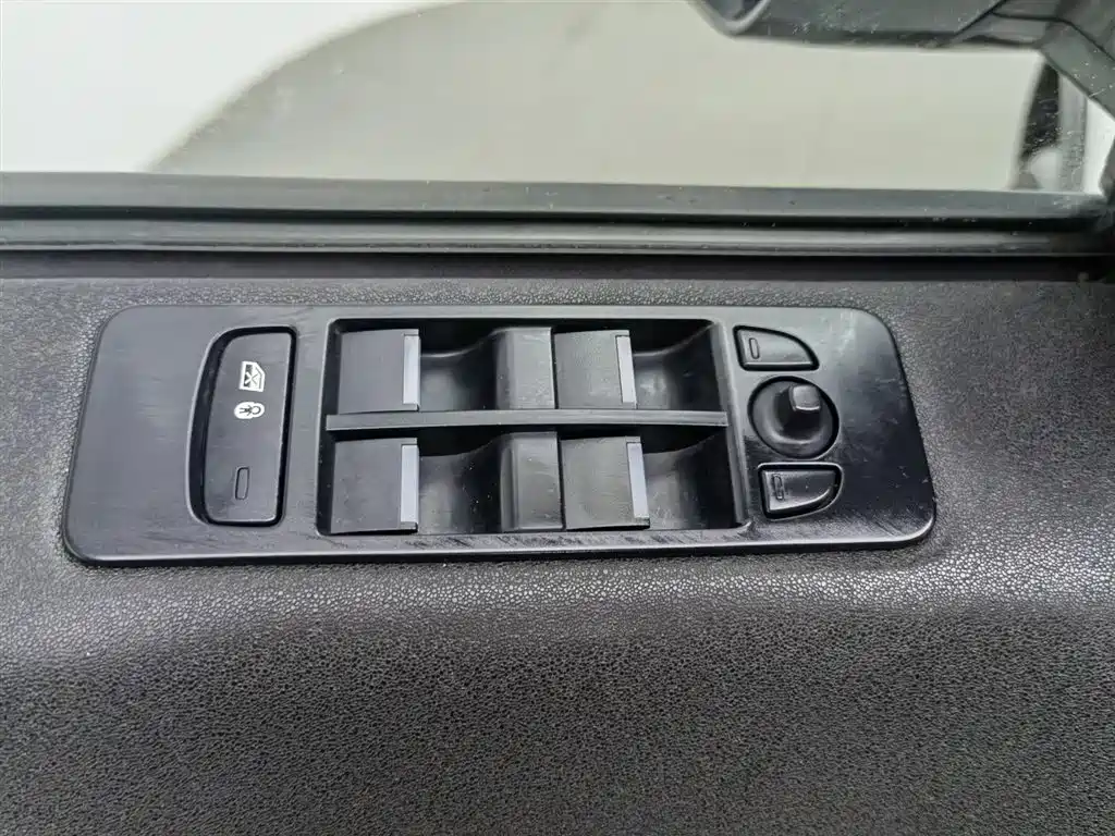Land Rover Discovery Sport 2016 2.0T HSE фото 9