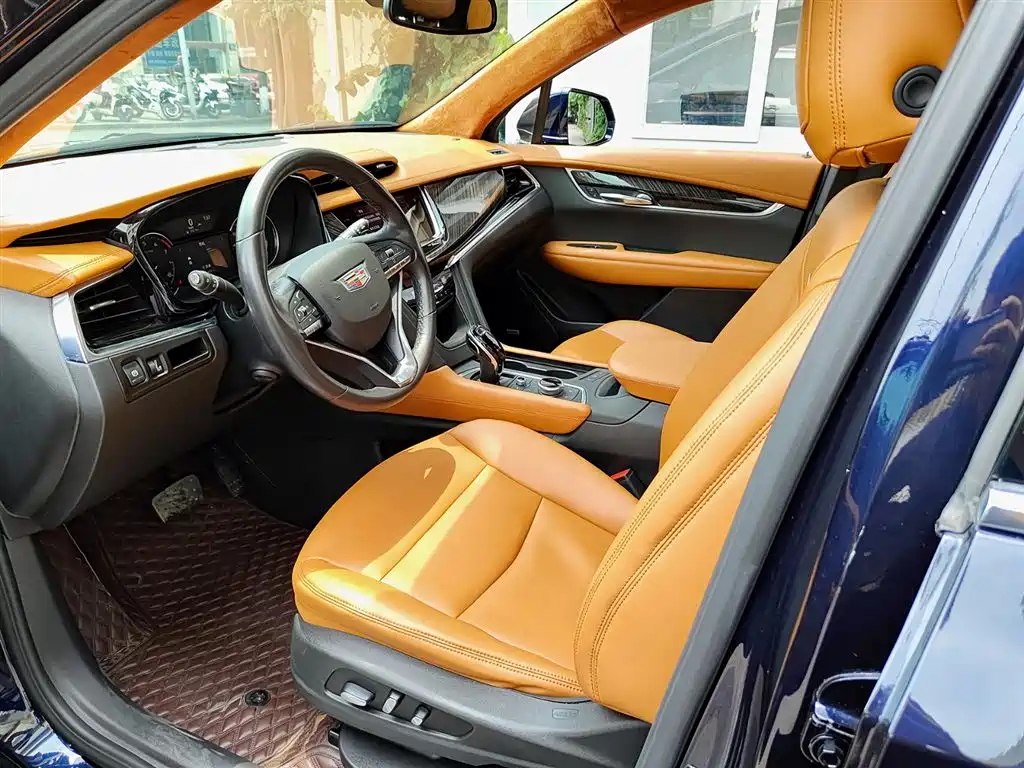 CADILLAC XT6