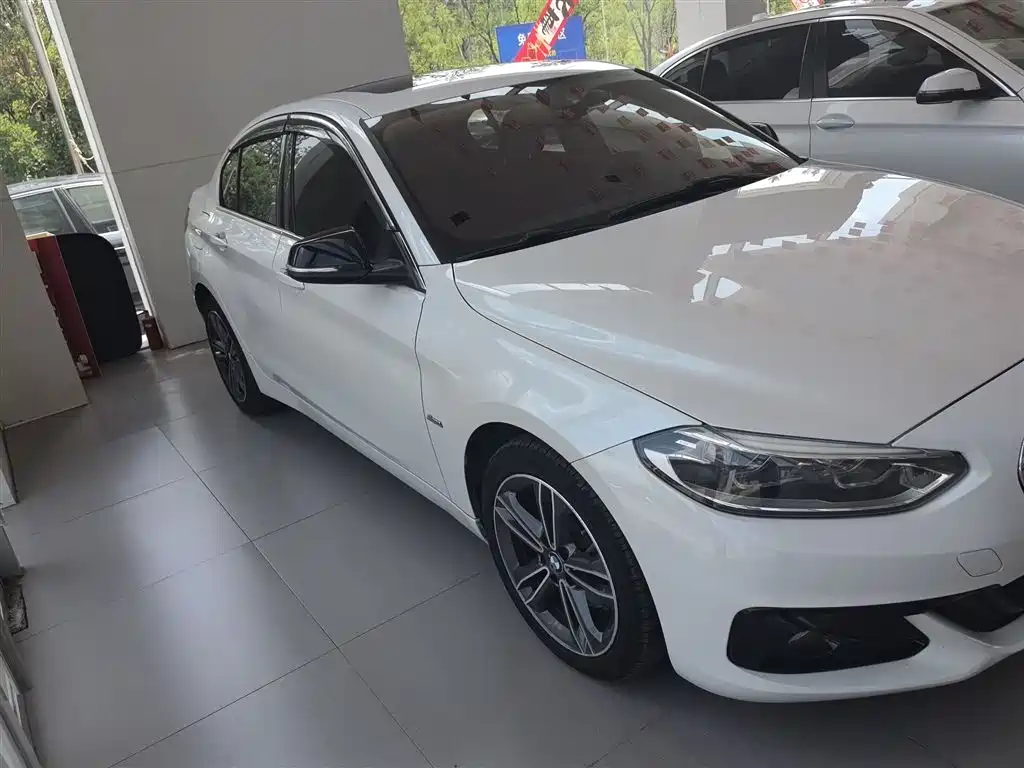BMW 1 Series 2018 118i Sport Edition фото 4