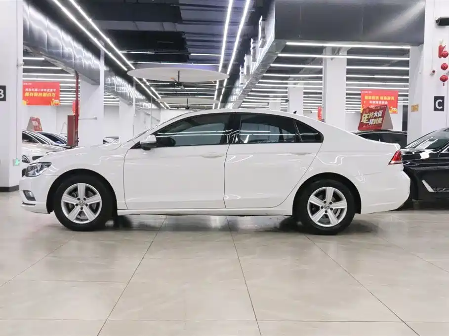 Volkswagen Lamando 2017 230TSI DSG Trend Edition фото 3