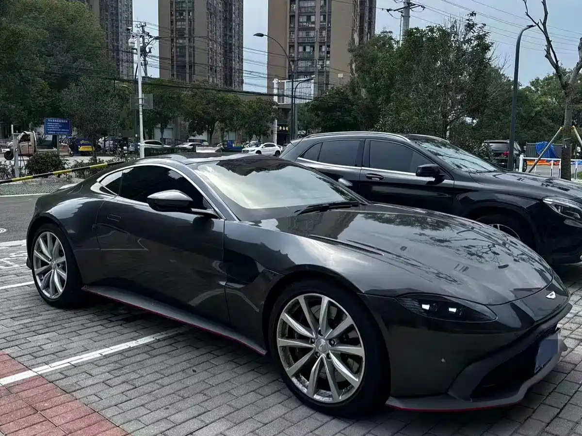 ASTON MARTIN V8 VANTAGE