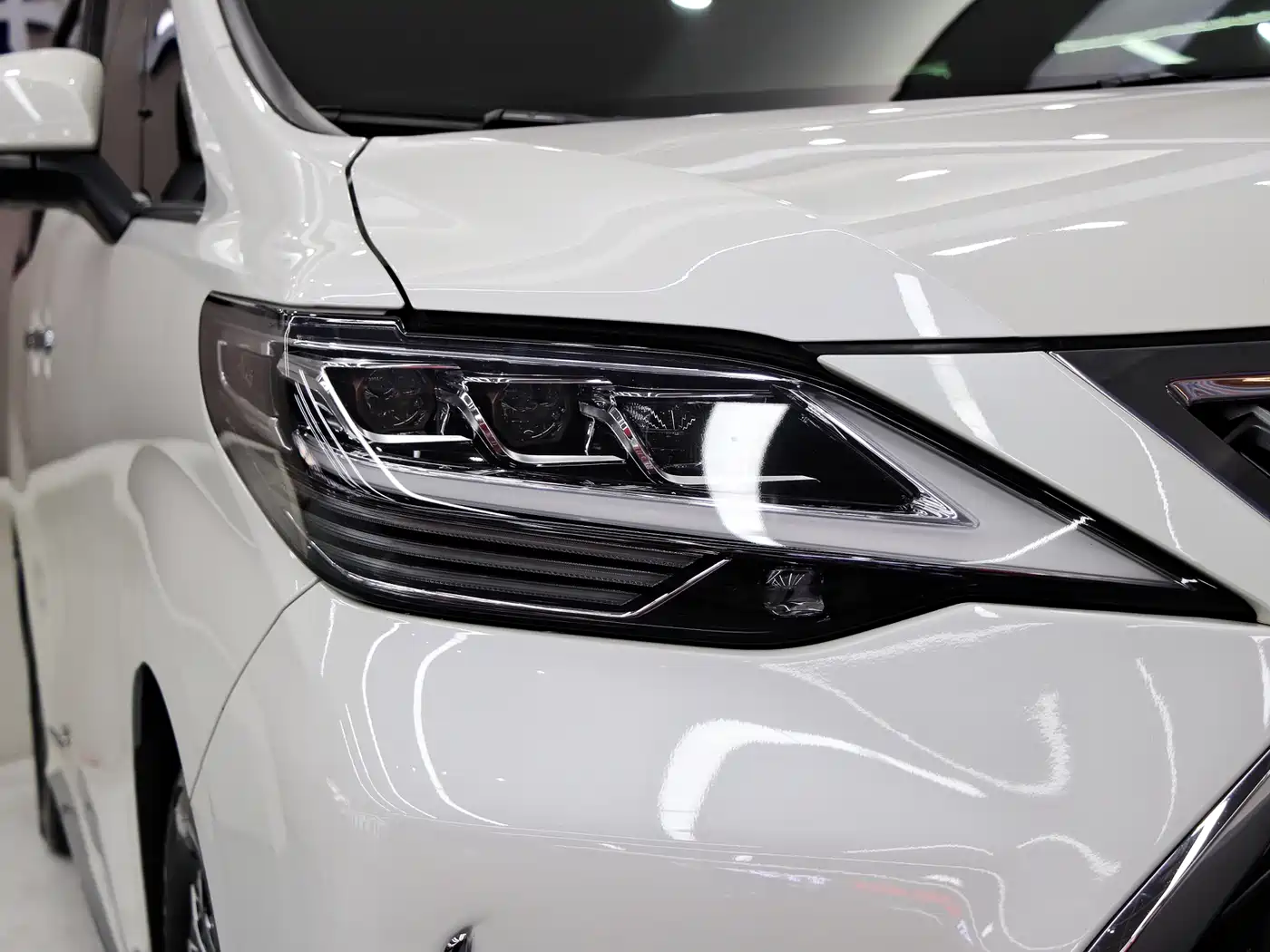 Lexus LM 2020 300h Seven-Seater Elegance Edition фото 36