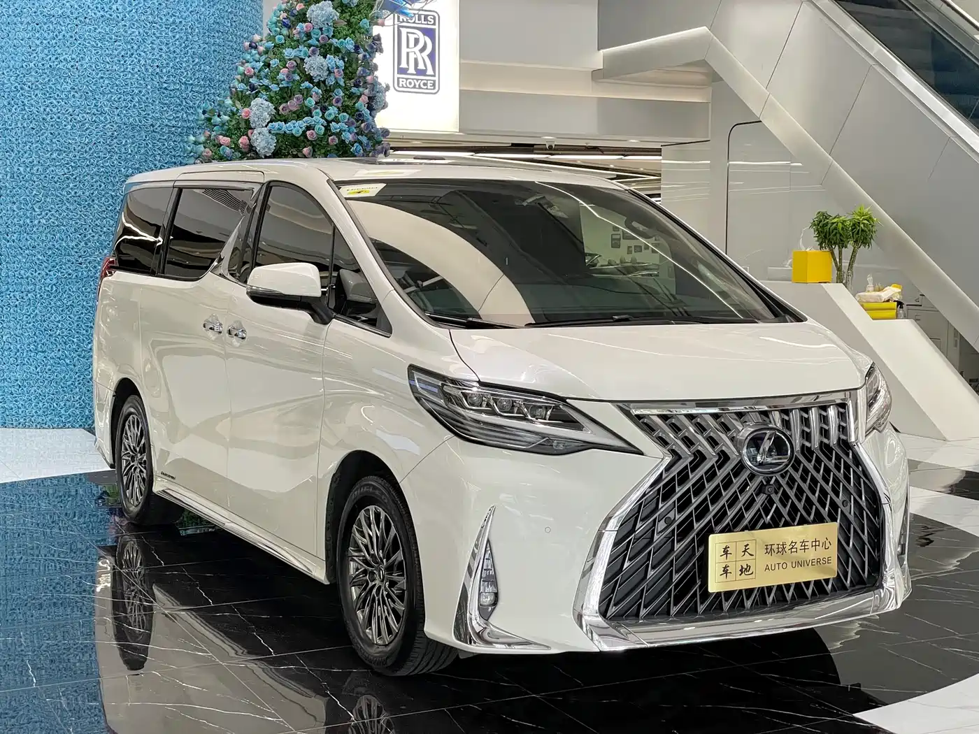 Lexus LM 2020 300h Seven-Seater Elegance Edition фото 3