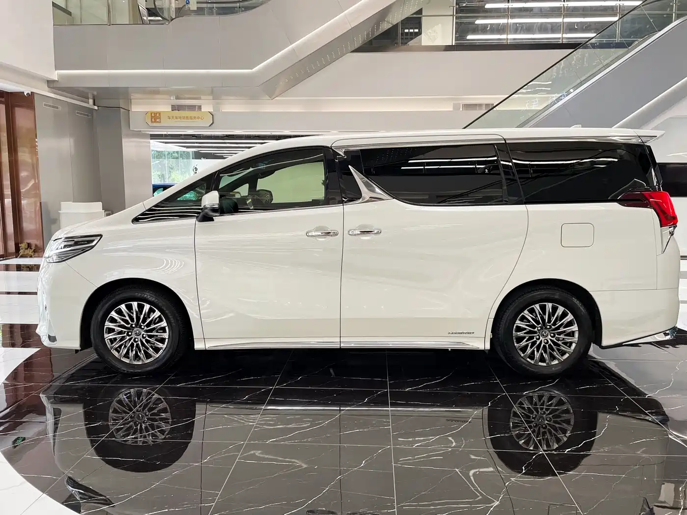 Lexus LM 2020 300h Seven-Seater Elegance Edition фото 4