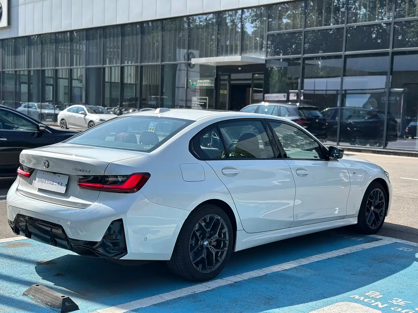 BMW 3 Series 2025 330Li M Sport Night Edition фото 4