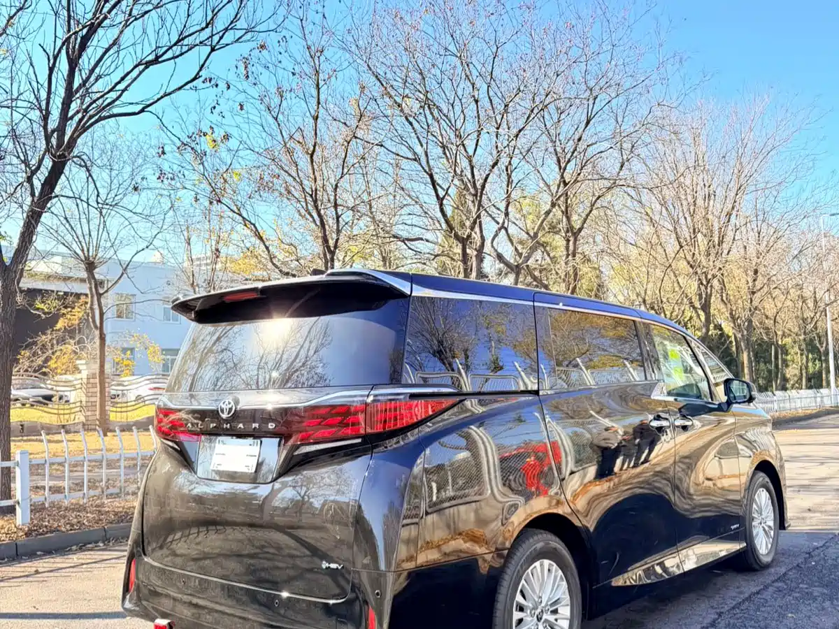 Toyota Alphard 2025 Hybrid 2.5L Ultimate Gold Edition фото 14