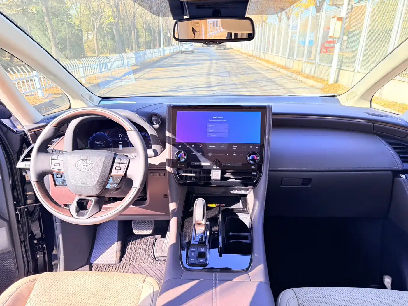 Toyota Alphard 2025 Hybrid 2.5L Ultimate Gold Edition фото 4