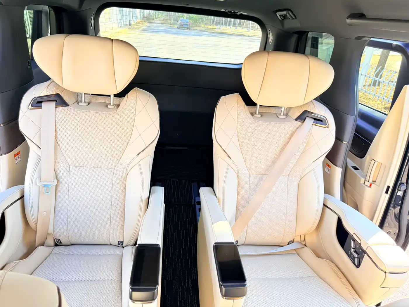 Toyota Alphard 2025 Hybrid 2.5L Ultimate Gold Edition фото 5