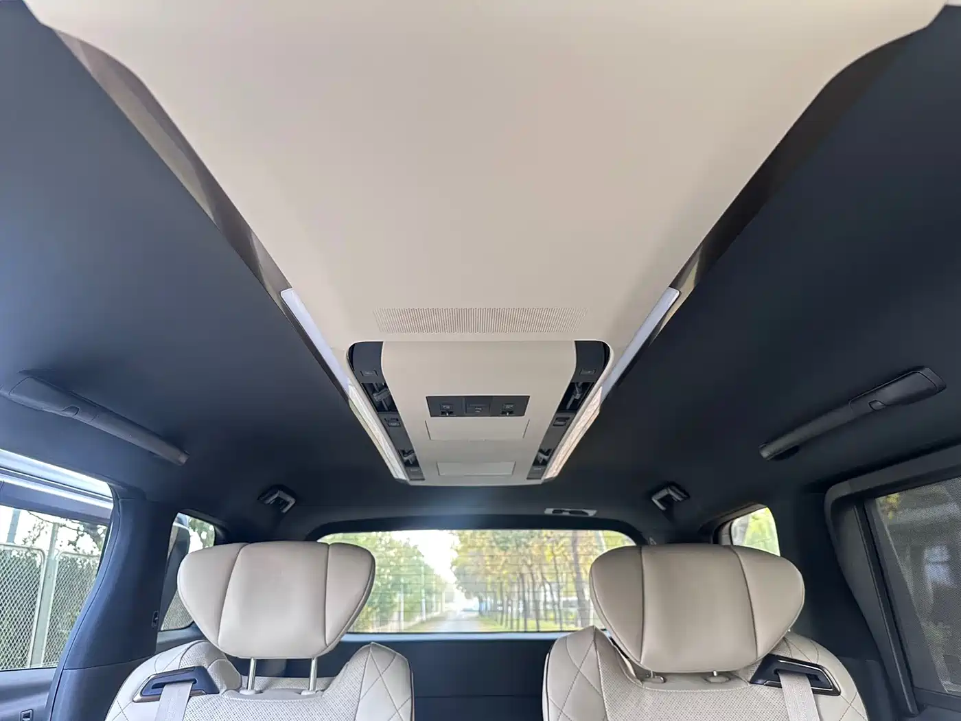 Toyota Alphard 2025 Hybrid 2.5L Ultimate Gold Edition фото 8